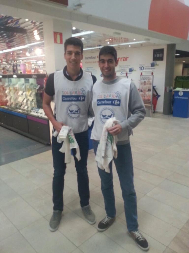 CMGuadaira's tweet photo. Aquí están nuestros residentes en Carrefour participando en la operación kilo. @juangallardo95 @FTN11 http://t.co/rhAayJi7Ln