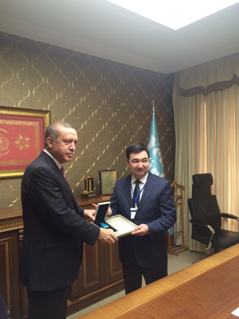 hasandogan's tweet photo. Prof.Dr.R.Murphy, Prof.Dr.J.L.Mattei,Prof.Dr.Kydyrali ve diğer bilim adamlarına ödülleri Cumhurbaşkanımızca verildi http://t.co/9QKvzagalJ
