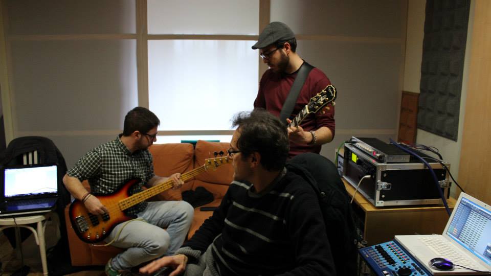 LaSetaAzul's tweet photo. Hola again! + fotos de la grabación con @RockTRECE en el maset de Alex Carda. Muchas gracias por todo Alex :) http://t.co/VPO47Rp0VJ
