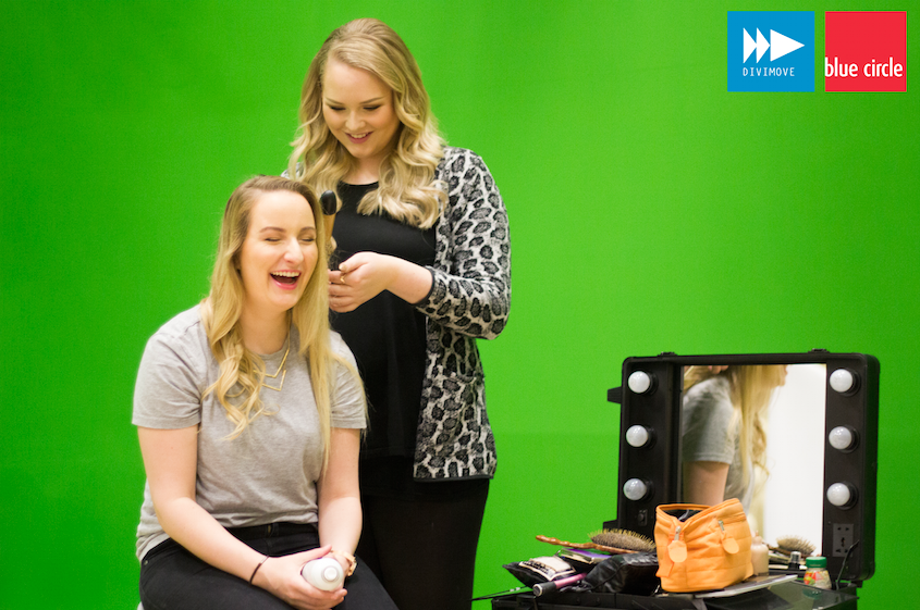 bluecircletv's tweet photo. .@NikkieTutorials &amp; @jilllvd waren er al vroeg bij! We gaan bijna beginnen met #dividay2015! #divimove #bluecircle http://t.co/JCKLFwLa3B