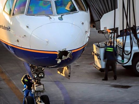 Ух. Молния продырявила летевший в США пассажирский самолет <a href="/airlivenet/">AIRLIVE</a> Hole in the nose of an Icelandair Boeing 757