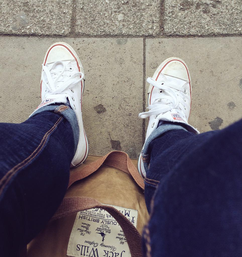 JayWParsons's tweet photo. Sitting at a bus stop and your feet don't touch the ground. #shortpeopleproblems #5ft4 http://t.co/VQAaITqvvF