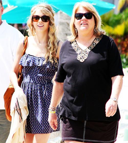 aloha___smile's tweet image. #PrayersForMamaSwift 

祈るしかできない。