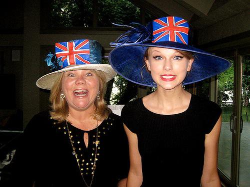 aloha___smile's tweet image. #PrayersForMamaSwift 

祈るしかできない。