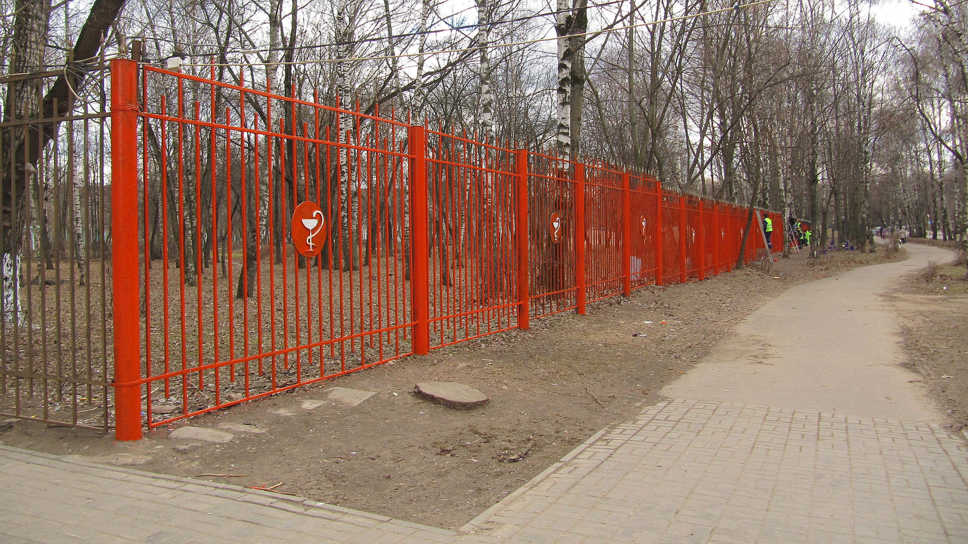 Оранжевый металлический забор