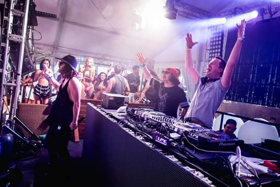 devongreen13013's tweet image. Put ur hands up