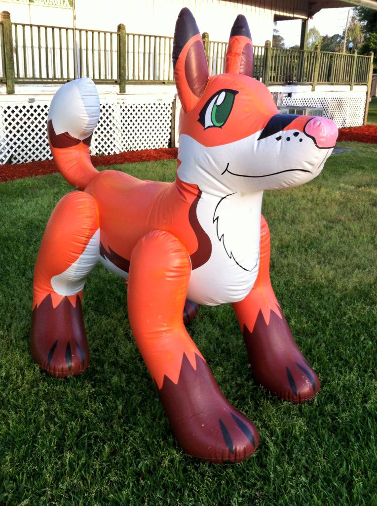 PooltoyWolf's tweet photo. Fenris, Nate, and Balto are now set up :3 #RailWatch http://t.co/cLh2fi3Ehb