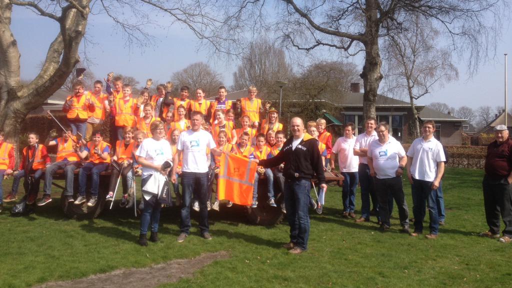 JanBloemerts's tweet photo. Zwerfvuilactie buitengebied Dwingeloo. Groep 8 @Storkschool nu veilig op pad in opvallende vestjes @melkveeDwingel http://t.co/8Wr5p3nRXT