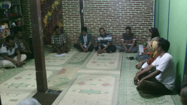 CikguDevi's tweet photo. Rapat dg warga Sangkrah Rt 05/XI utk persiapan pembangunan selokan kampung. @rumahzakat @RZ_Solo @Rel_Inspirasi http://t.co/JttKvEdOCA
