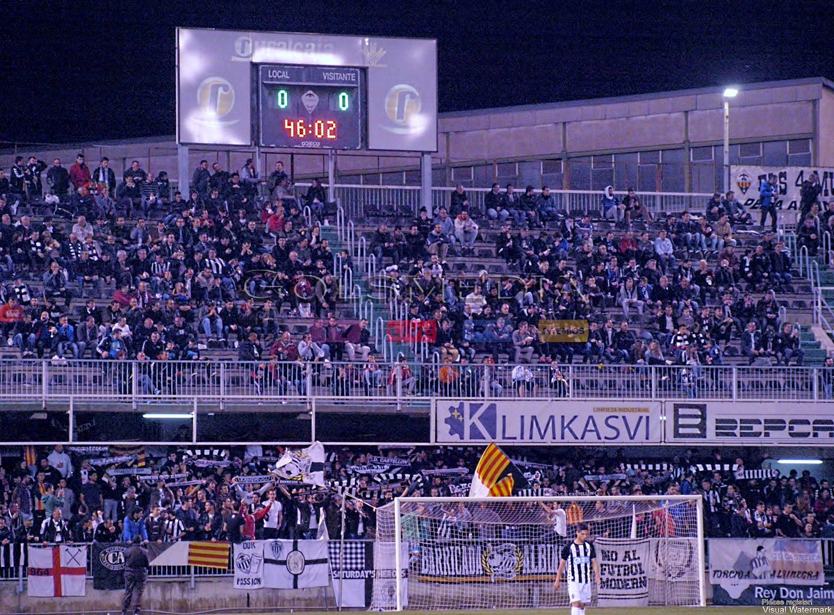 CR_ALBINEGRO's tweet photo. Ambientazo ayer en Castalia con 8000 espectadores (Fotos @golsmedia: https://t.co/utCfPS0WWJ ) #FinalCopaRFEF #PPO http://t.co/tbTCS8K5DP