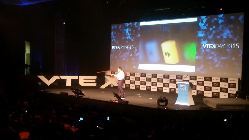 rafaelsystem19's tweet photo. The future is here! #vtexday2015 #vtexmexico http://t.co/mghmxiK0Kl