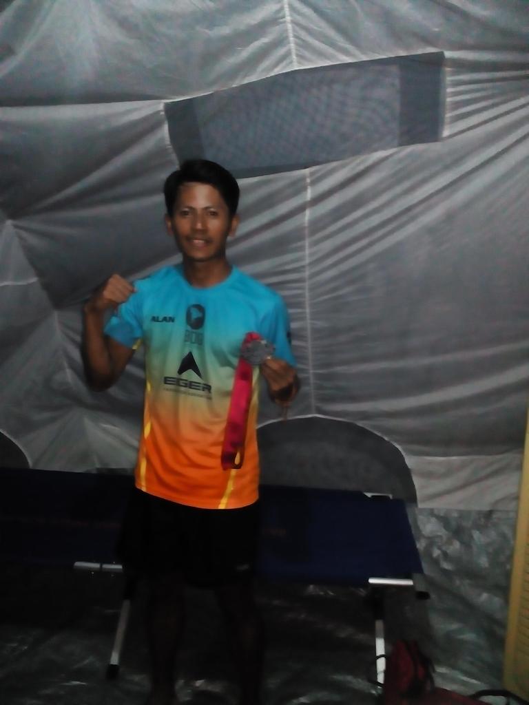 agusher's tweet photo. alan.. finisher pertama #TransSumbawa200 @hariankompas di 62.28 jam di bwh COT 64 jam #TransSumbawa200 @hariankompas http://t.co/5RVPIBubbk