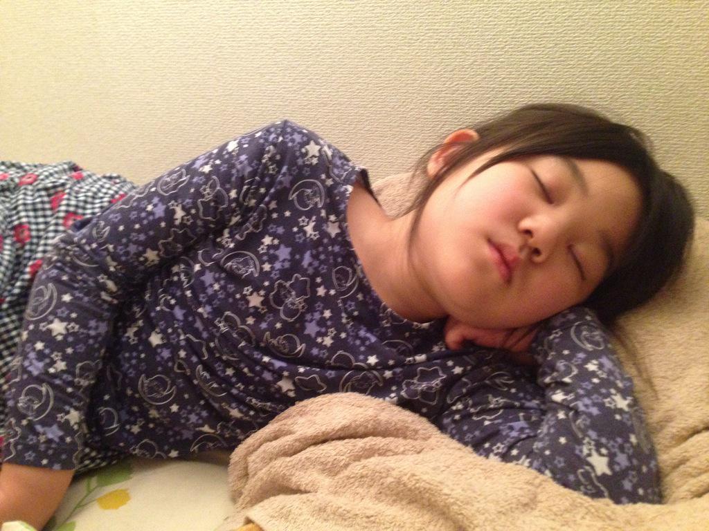 小学生寝姿画像 寝顔(小学生)の写真素材 [3299804] - PIXTA