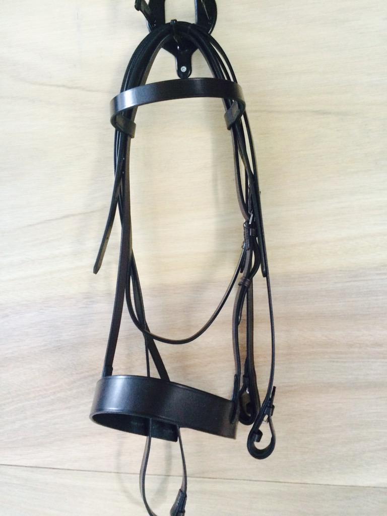 dcalamardo's tweet photo. "@rjpolouk: All our polo bridle work is made in England using the finest leather and is hand stitched #mastersaddler http://t.co/C89IDt0NIP"