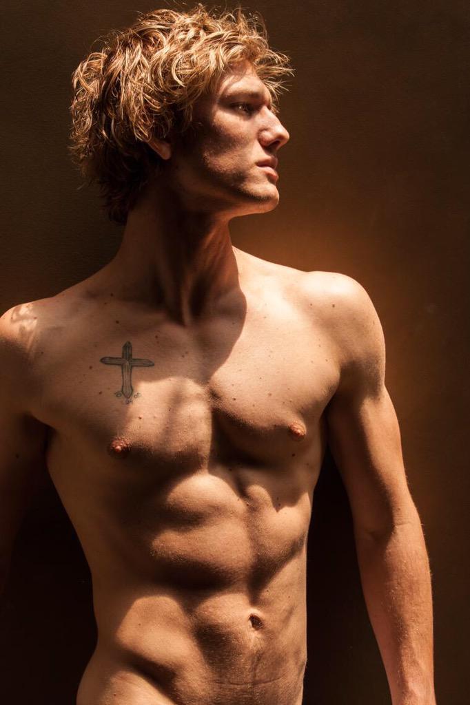 Happy Birthday to this stud muffin Alex Pettyfer   