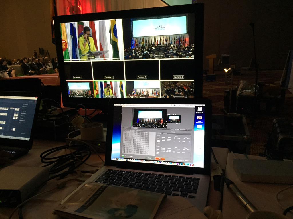 Davismaster's tweet photo. Trabajando en el foro #freelanceinc #rgbmaster http://t.co/ziiVlANYTa