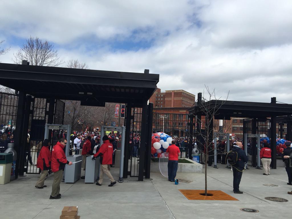 tomjschreiber's tweet photo. Gates about to open. http://t.co/AyJFzAGOvo