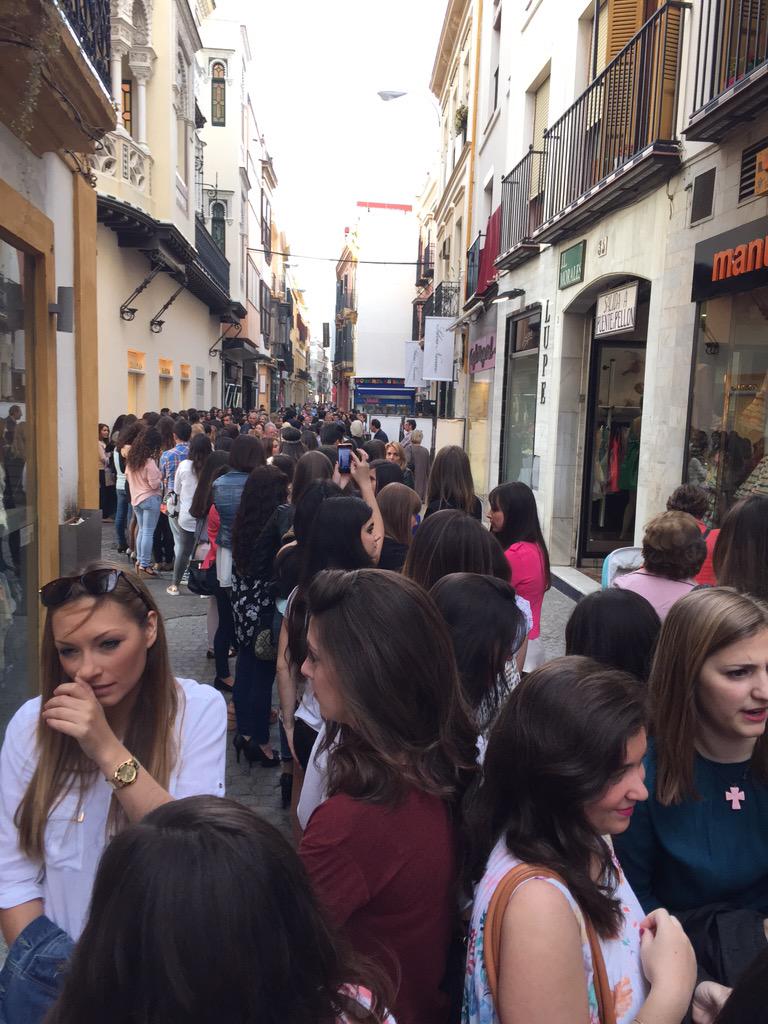 estherabad_'s tweet photo. Pequeña cola para la inauguración de la tienda de @1sillaxamibolso en Sevilla. Increíble. 😱 w/ @maria23camacho http://t.co/JzdVD9uZFF