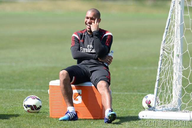 Jagoan mimin nih "<a href="/NDJ_Official/">Nigel de Jong</a>: Good laughs after a hard work out.. #Milanello #Dedication #GoodVibes #Allenamento "