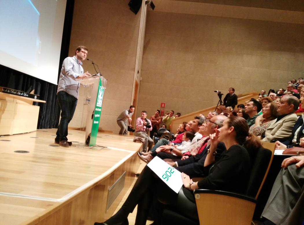 ConFranRomero's tweet photo. #Fran2015 #FranAlcalde Interviene @Juanjorr90, secretario @JJAASanFernando: L@s jóvenes contamos con @franromero1972 http://t.co/vUuZpPZ6A0
