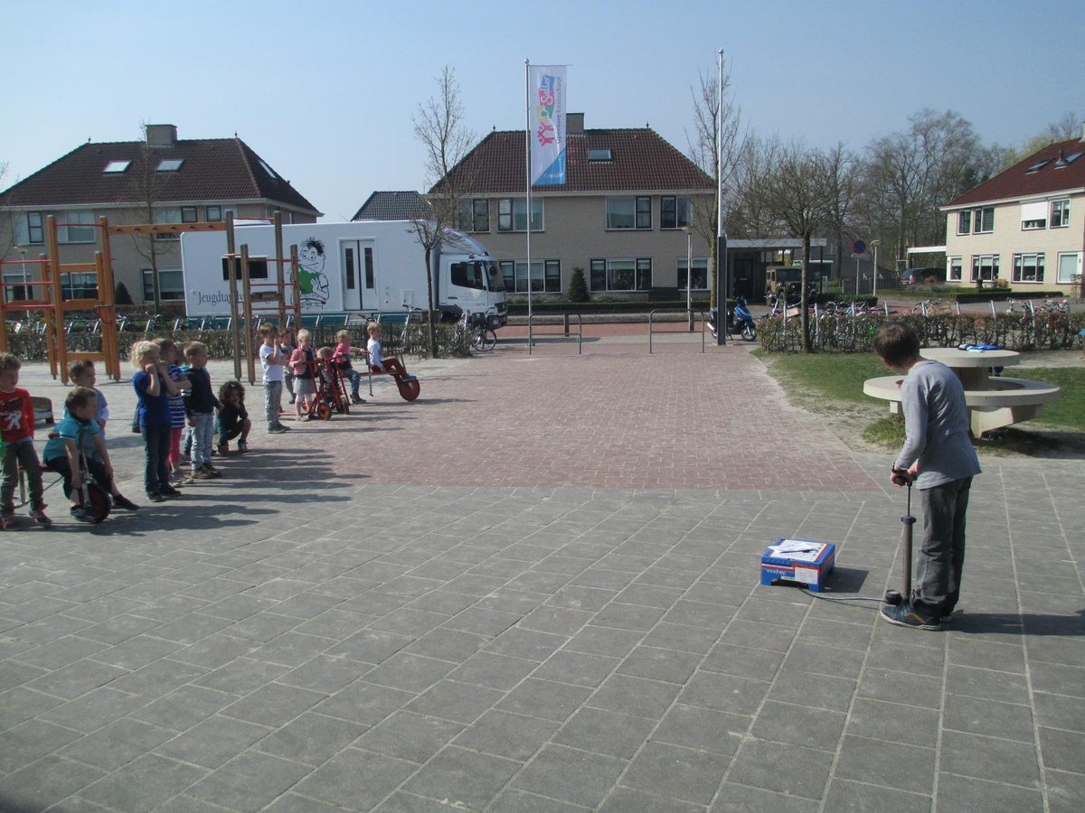 Zelf een raket bouwen. <a href="/VierKeerWijzer/">Marco Bastmeijer</a> Sterren en planeten. #uitdagend onderwijs. Waar is de raket gebleven?