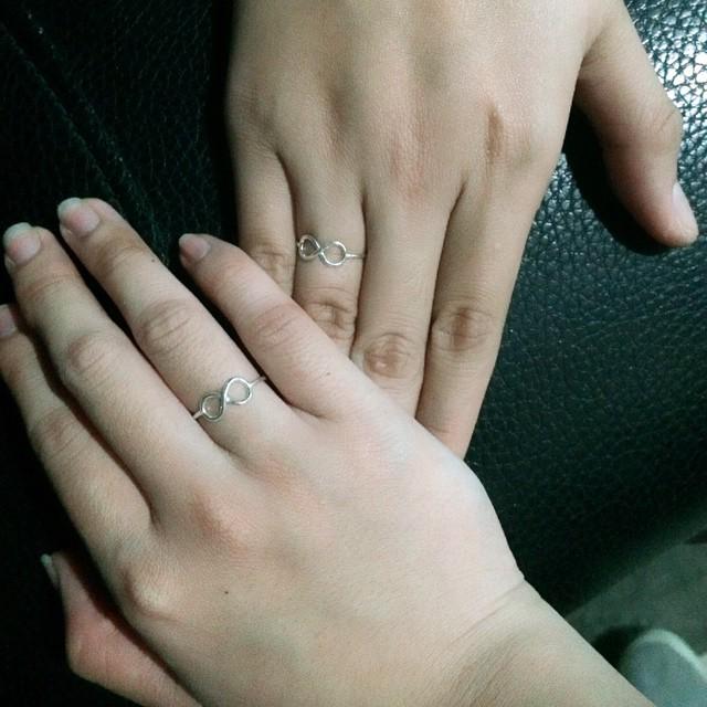 miaoying_nguyen's tweet photo. Nhẫn đồ... Đôi đồ... Tay ải tay ai =))) #infinitering #bff \m/ 🙊🙈🙊🙈🙊🙈🙊🙈 http://t.co/NAYJOAcRNZ http://t.co/9vvB0p7qA1