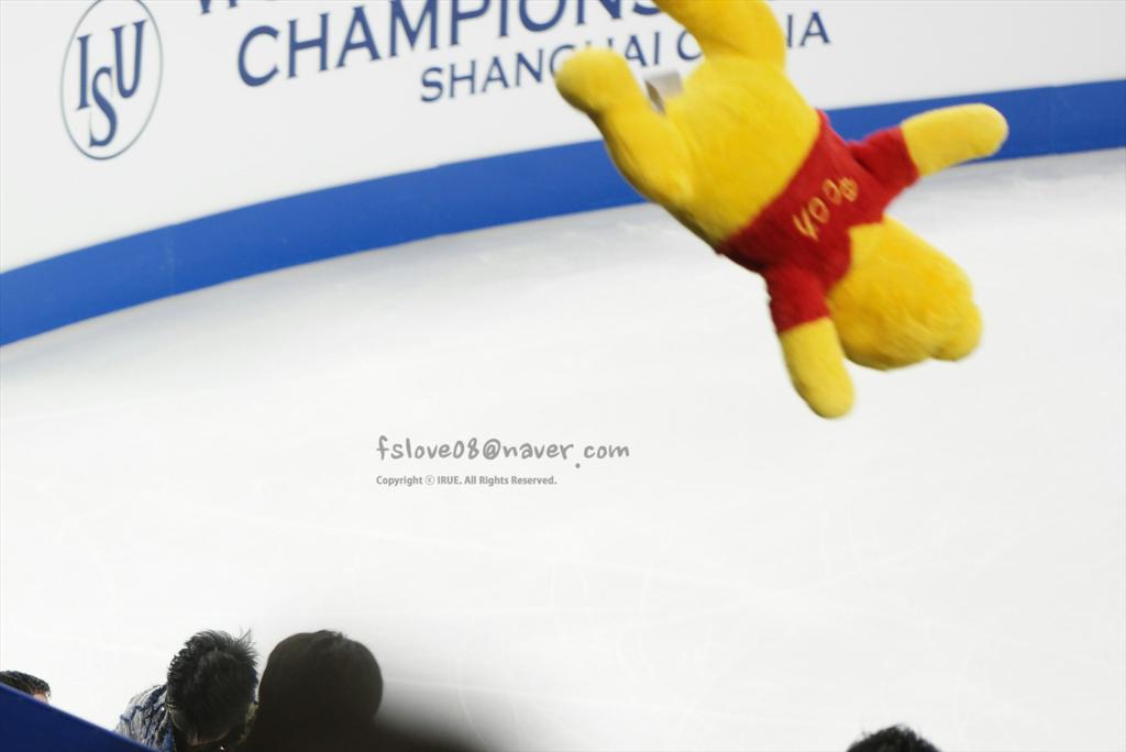 HanyusPooh's tweet photo. #WCShanghai Moral: If the Pooh flies...catch it. Er...me. Catch me. (Seriously, catch me.) #ImHanyusPoohAndIDontStink http://t.co/Dopl0NI8C4