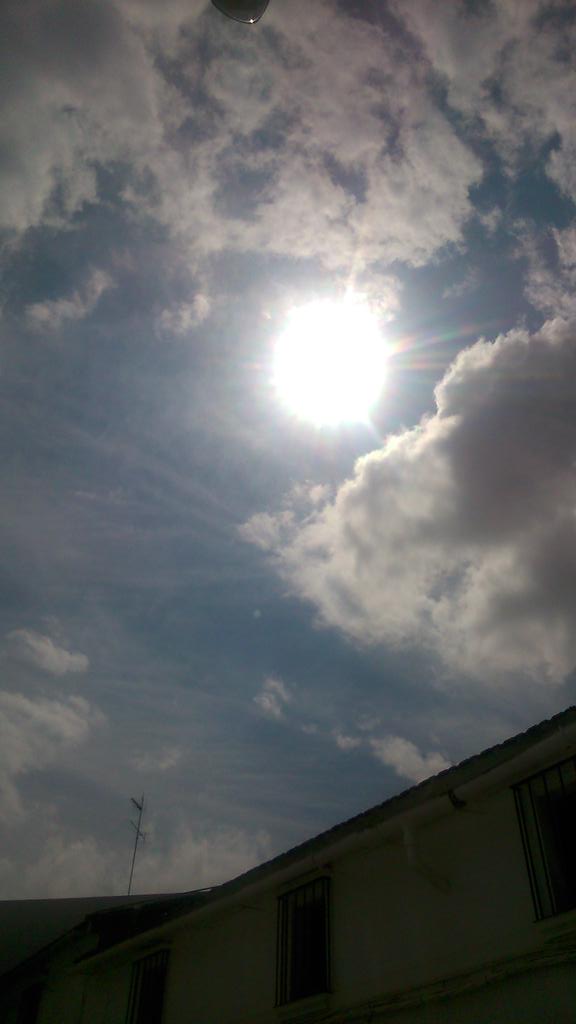 sergiogutmenea's tweet photo. Vamos a x el último día de curso de #redesdb del @ComercioDB con @Pelayo_GG por fin con #sol @MundoKartucho #viernes http://t.co/NDwjGxiQOe