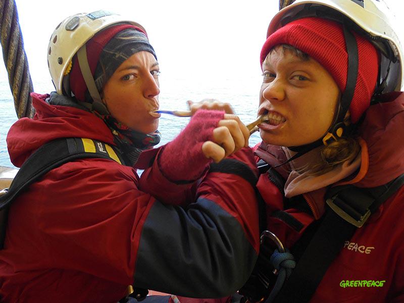 greenpeacepix's tweet photo. Day 4 on @Greenpeace Polar Pioneer oil rig protest #savethearctic #TheCrossing http://t.co/ipnxSGVnvW