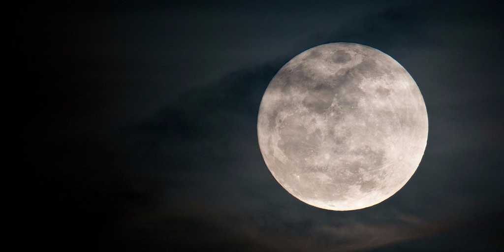 BusinessInsider's tweet photo. A strange phenomena explains we see the man in the Moon: http://t.co/ykmaMTjafw http://t.co/XEw7JoBIsx