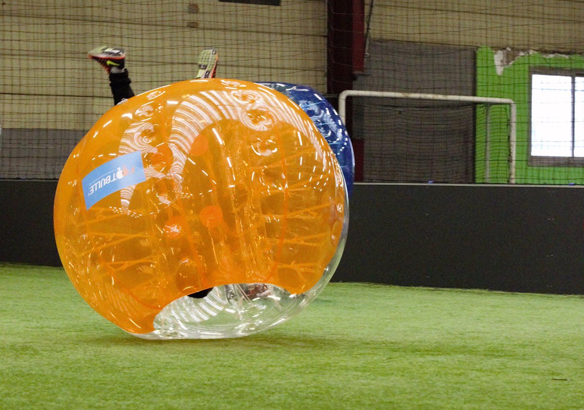 FootBulle's tweet image. A l'envers, percuté, tout ça encadré par un professionnel. C'est Footbulle.com "la bulle qui vous éclate".