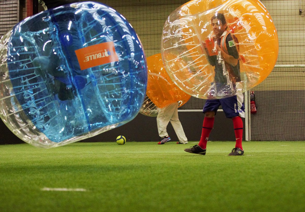 FootBulle's tweet image. A l'envers, percuté, tout ça encadré par un professionnel. C'est Footbulle.com "la bulle qui vous éclate".