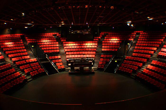 Opera quartett by luca francesconi. освещение сцены. короткие сцены. вид со сцены. световое оборудование astralaghtm105.