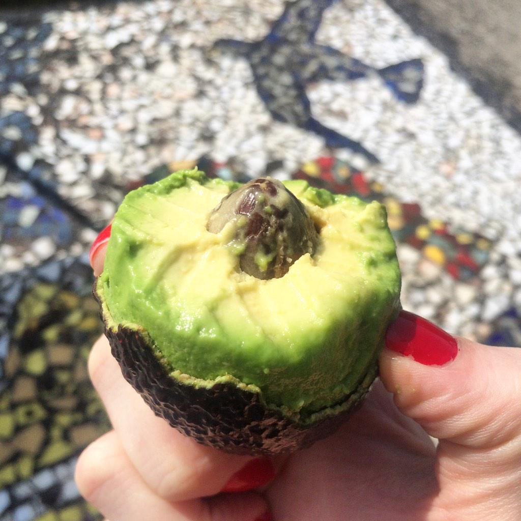 SolaceYogaDub's tweet photo. My new favourite way to eat #avocado 😜Easier to get all of the nutrient rich dark green parts &amp; childishly satisfying http://t.co/5l2gpgo6Tn