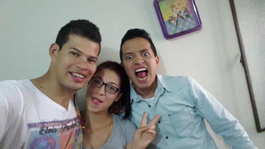 Cuentoapartexp's tweet photo. @Aniakalderon @MaximoSonido @JIMMEN_07 @GaToAkosTa en el programa del miercoles http://t.co/sczqQPWmFp