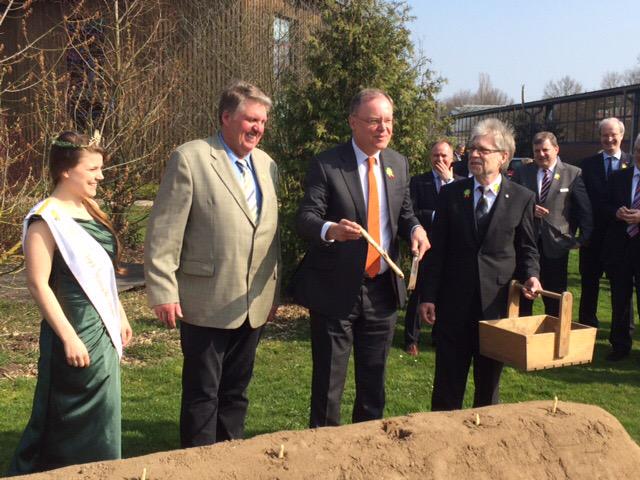 Stephan Weil eröffnet in Nienburg offiziell die diesjährige Spargelsaison.