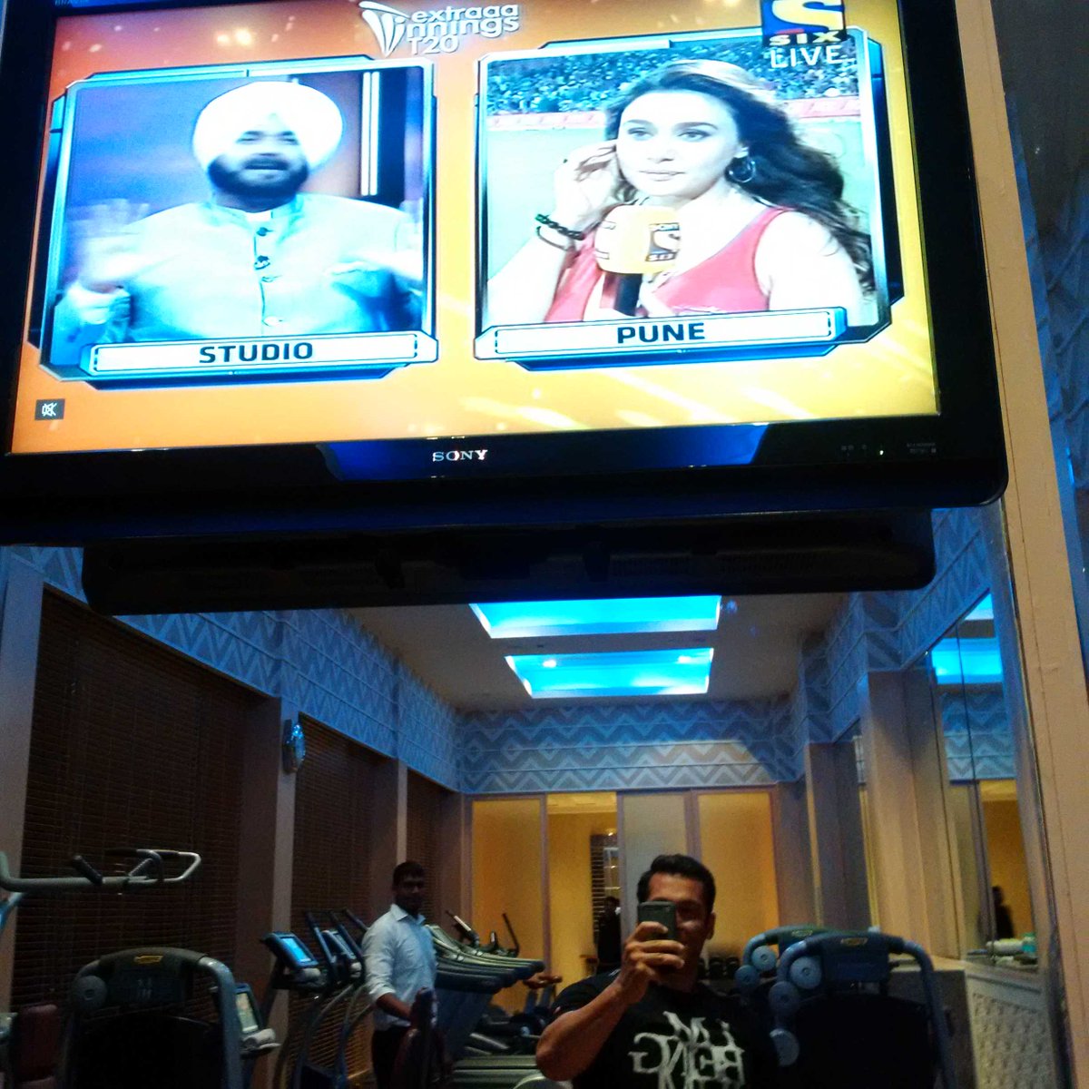 BeingSalmanKhan's tweet photo. Come on Zinta. Me watching u Zinta. http://t.co/hOMCrZZowG