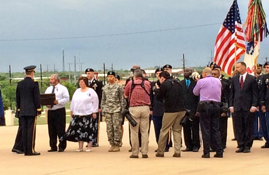 1stCavalryDiv's tweet image. #PurpleHeart, Defense of Freedom Medals presented at @forthood ceremony honoring victims/families of 2009 shooting