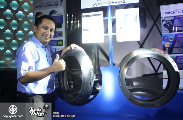 DapurPacu's tweet photo. Michelin Pilot Road 4, Spesialis Ban Sport Turing  
http://t.co/raEo3JXN2j
cc: @iridemichelin @MichelinTyres http://t.co/VbrHeRftK9