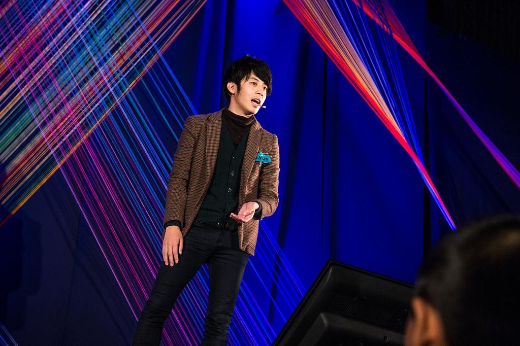 TEDのステージで、さもクールな演説をしているような私。 話した内容は