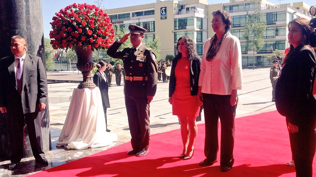 AsambleaEcuador's tweet photo. #JenniferSimons del Parlamento Surinam en el encuentro presidentes de parlamentos UNASUR #IntegraciónParlamentaria http://t.co/3L1VBcM12r