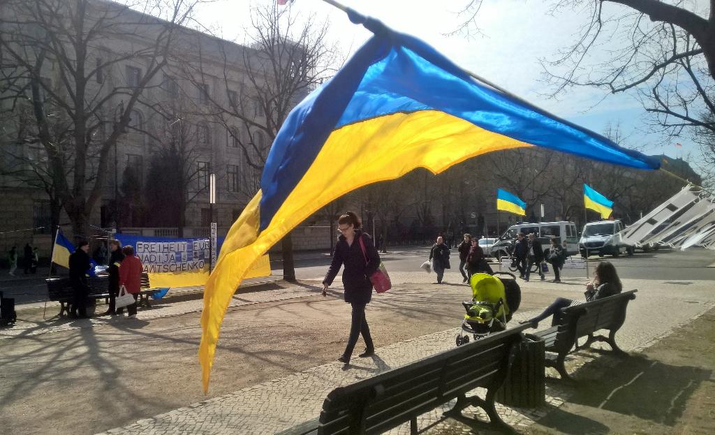 NokunPasi's tweet image. #PR battle in #Berlin 1/2: #ProUkraine demonstrators with #FreeSavchenco banners in front of the embassy of #Russia