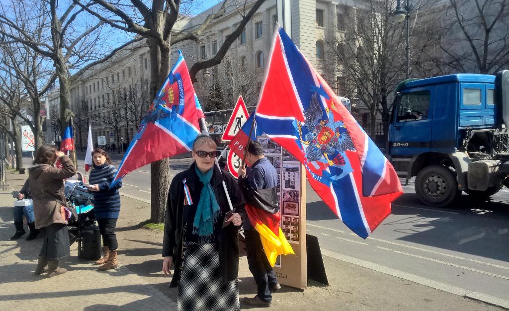 NokunPasi's tweet image. #PR battle in #Berlin 2/2: Prorebels having their counter demonstration just 50 meters away from #ProUkraine people.