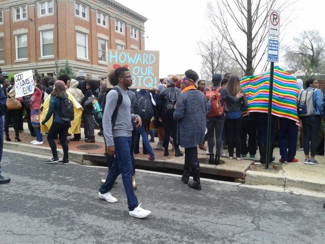 sadimmigrantkid's tweet photo. Howard students turn their backs to WBC #HUUnited #ThinkMoor #BlackLoveMatters #BlackOut http://t.co/X4Ii7qs9GB