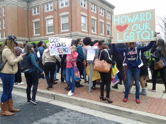 sadimmigrantkid's tweet photo. Howard students turn their backs to WBC #HUUnited #ThinkMoor #BlackLoveMatters #BlackOut http://t.co/X4Ii7qs9GB