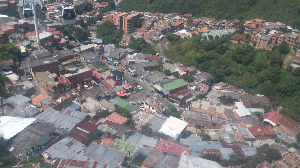 TechoHistoria's tweet photo. Con amigos de @elmundomedellin mundo @Telemedellin llegando a estación Vallejuelos en recorrido de nuevos Techos. http://t.co/dEBoVCg7b0