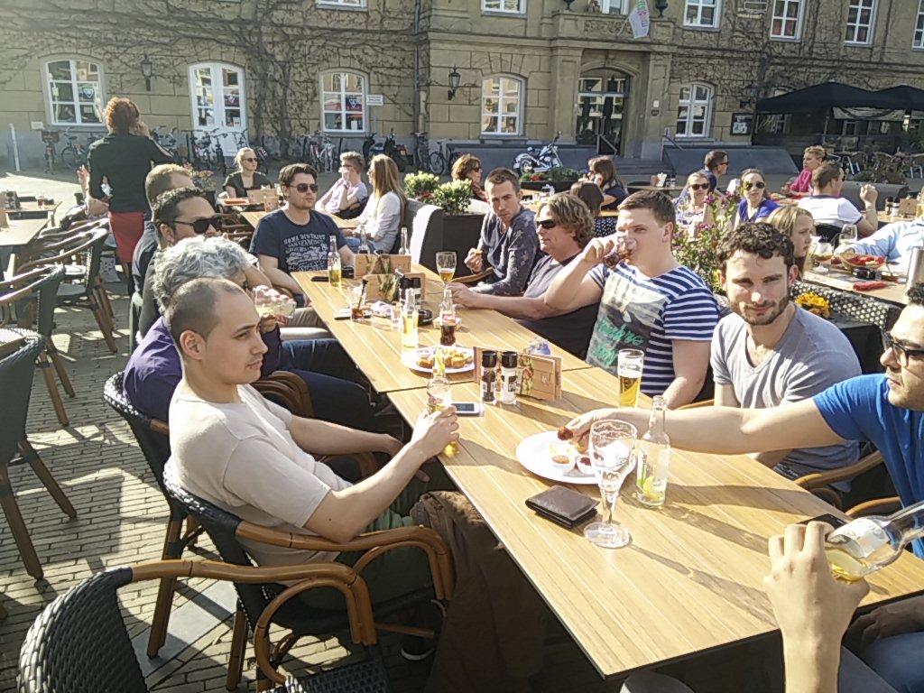 Het is weer zover... De eerste vrijdagmiddagborrel op een terrasje.