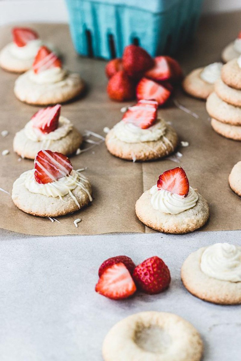 BritishVogue's tweet photo. Celebrate spring with @MissVogueUK's delicious strawberries and cream cookies recipe: http://t.co/KJHb57tQZt http://t.co/YZ4Pd7QwdP