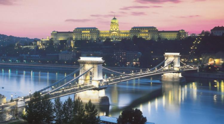 HungaryToday's tweet photo. Number of foreign visitors to #Hungary continues to increase: http://t.co/NSL4DeKTn4 http://t.co/CTXsEkHRbu