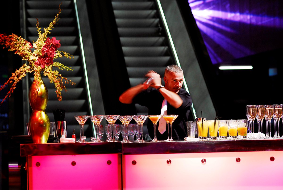 Cocktail Time! CHEERS to the weekend ahead! #tatemodern #cocktails #eventprofs #londonevents